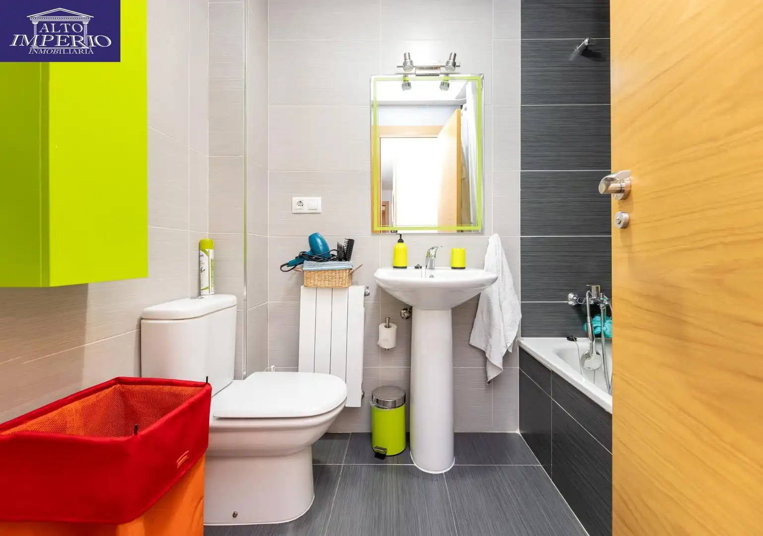 Baño de Piso en venta en Granada con Aire acondicionado, Calefacción y Trastero