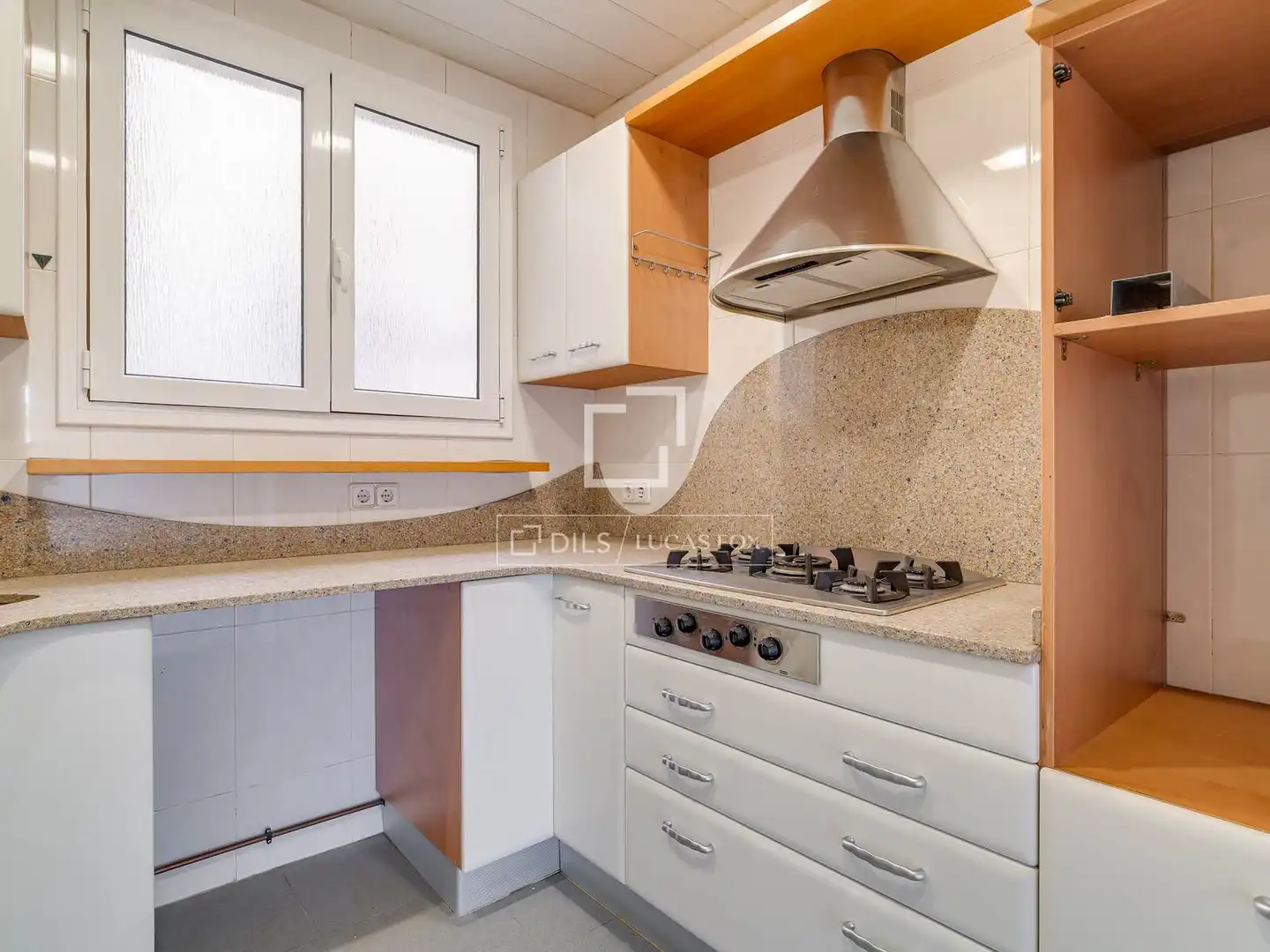 Küche von Wohnung zum Verkauf in Barcelona mit Klimaanlage, Heizung und Balkon