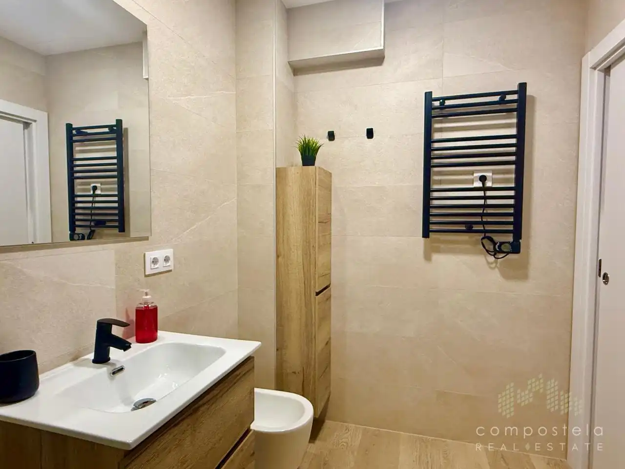 Badezimmer von Erdgeschoss zur Miete in Boqueixón mit Heizung und Möbliert