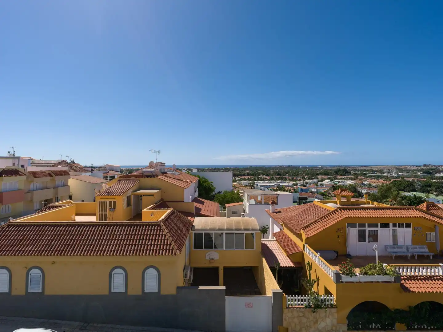 Vista exterior de Casa o xalet en venda en San Bartolomé de Tirajana amb Aire condicionat, Jardí privat i Terrassa
