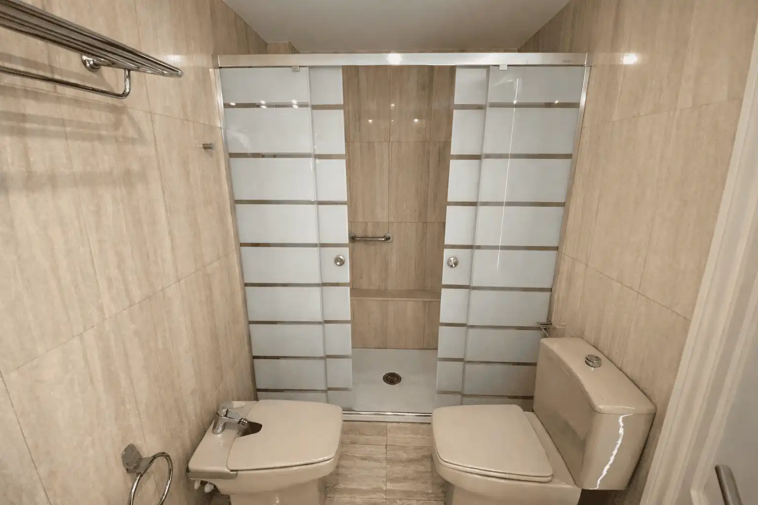 Badezimmer von Erdgeschoss zum Verkauf in Sant Pol de Mar mit Klimaanlage, Heizung und Terrasse