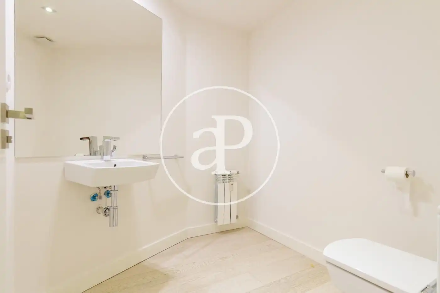 Baño de Piso de alquiler en Madrid con Aire acondicionado, Calefacción y Jardín privado