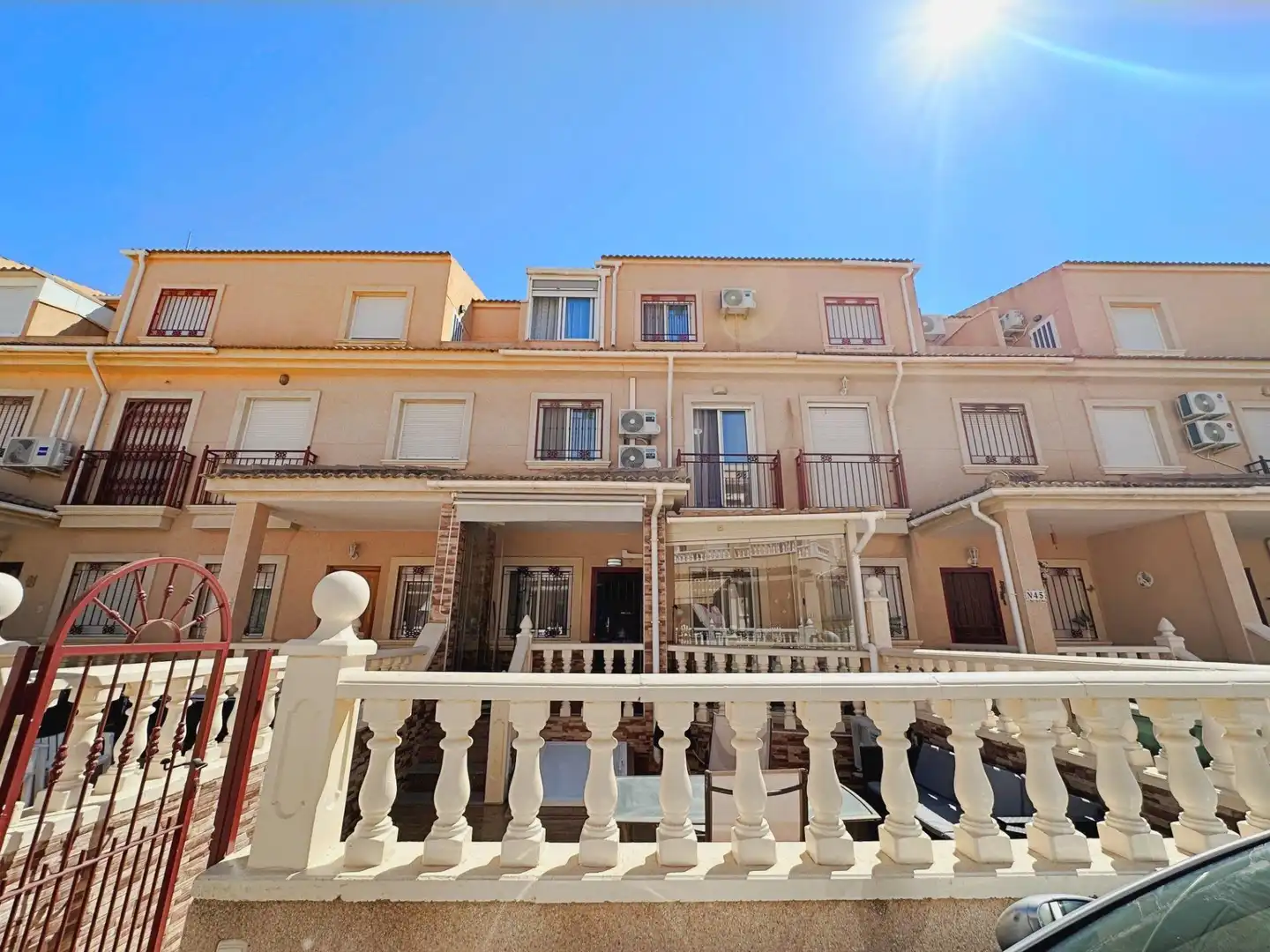Vista exterior de Casa adosada en venda en Orihuela amb Piscina, Moblat i Piscina comunitària