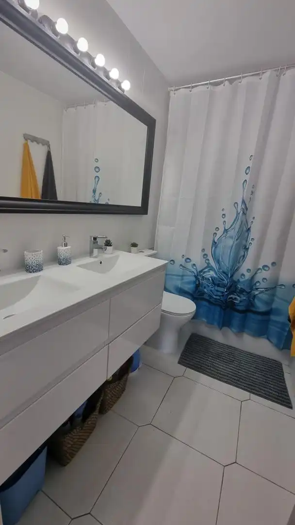 Baño de Apartamento de alquiler en Sant Pere de Ribes con Amueblado, Microondas y TV