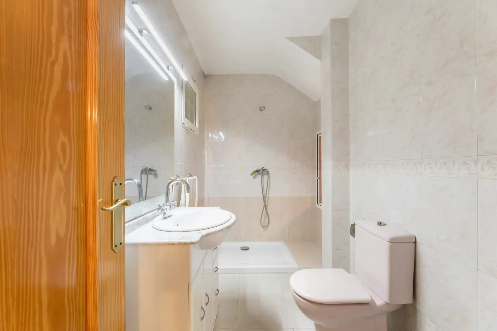 Baño de Casa adosada en venta en Chiloeches con Calefacción y Balcón