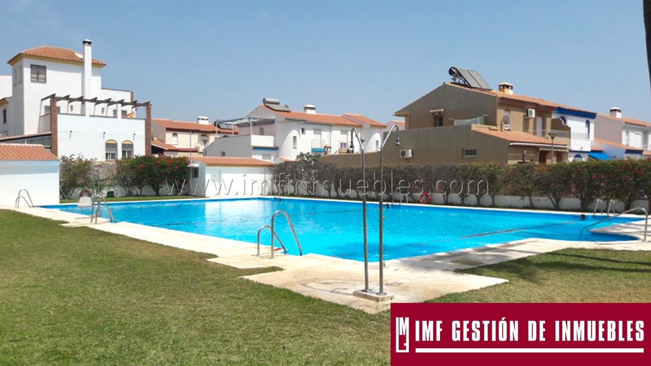 Piscina de Casa adosada en venda en Vélez-Málaga amb Aire condicionat, Terrassa i Piscina comunitària