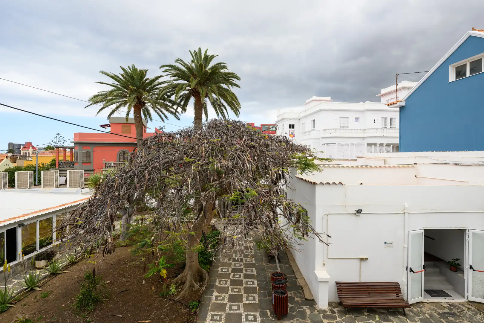 Vista exterior de Casa o xalet en venda en Las Palmas de Gran Canaria amb Aire condicionat, Jardí privat i Terrassa