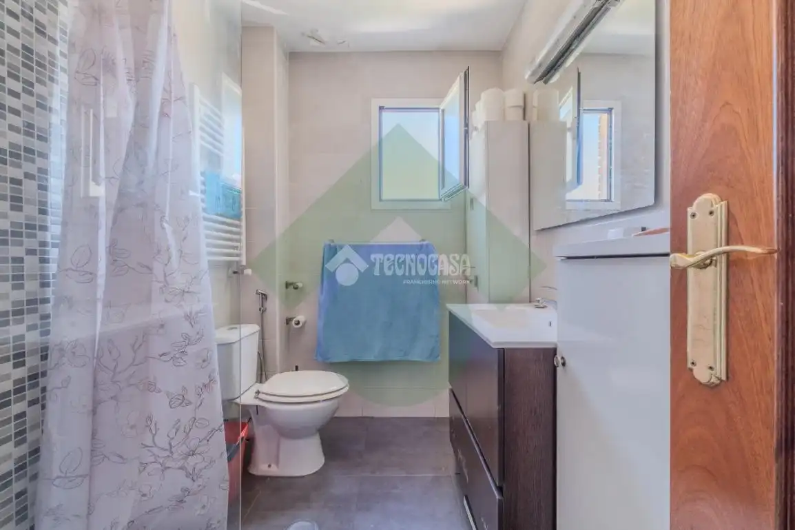 Bathroom of Flat for sale in Madrid  with Air Conditioner, Heating and Terrace