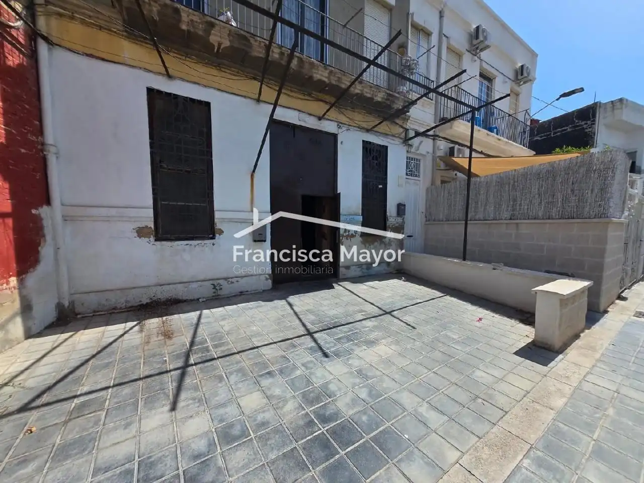 Außenansicht von Erdgeschoss zum Verkauf in Valencia mit Terrasse