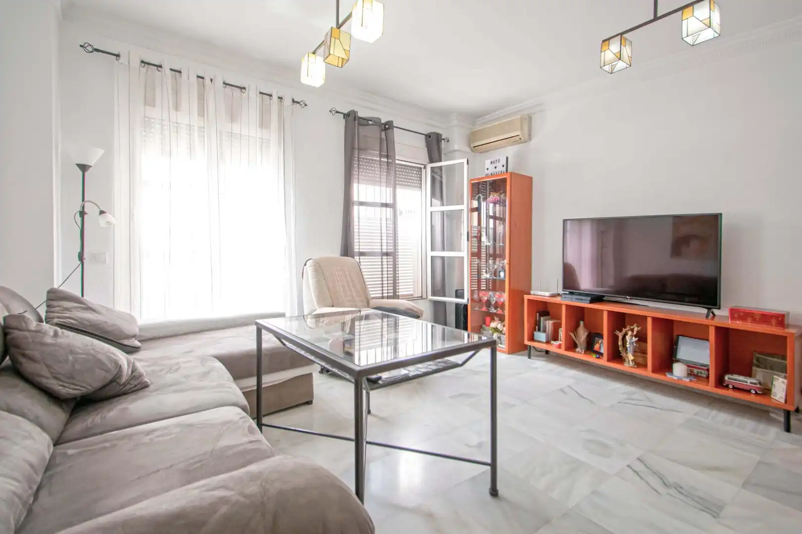 Sala de estar de Planta baja en venta en Gelves con Aire acondicionado