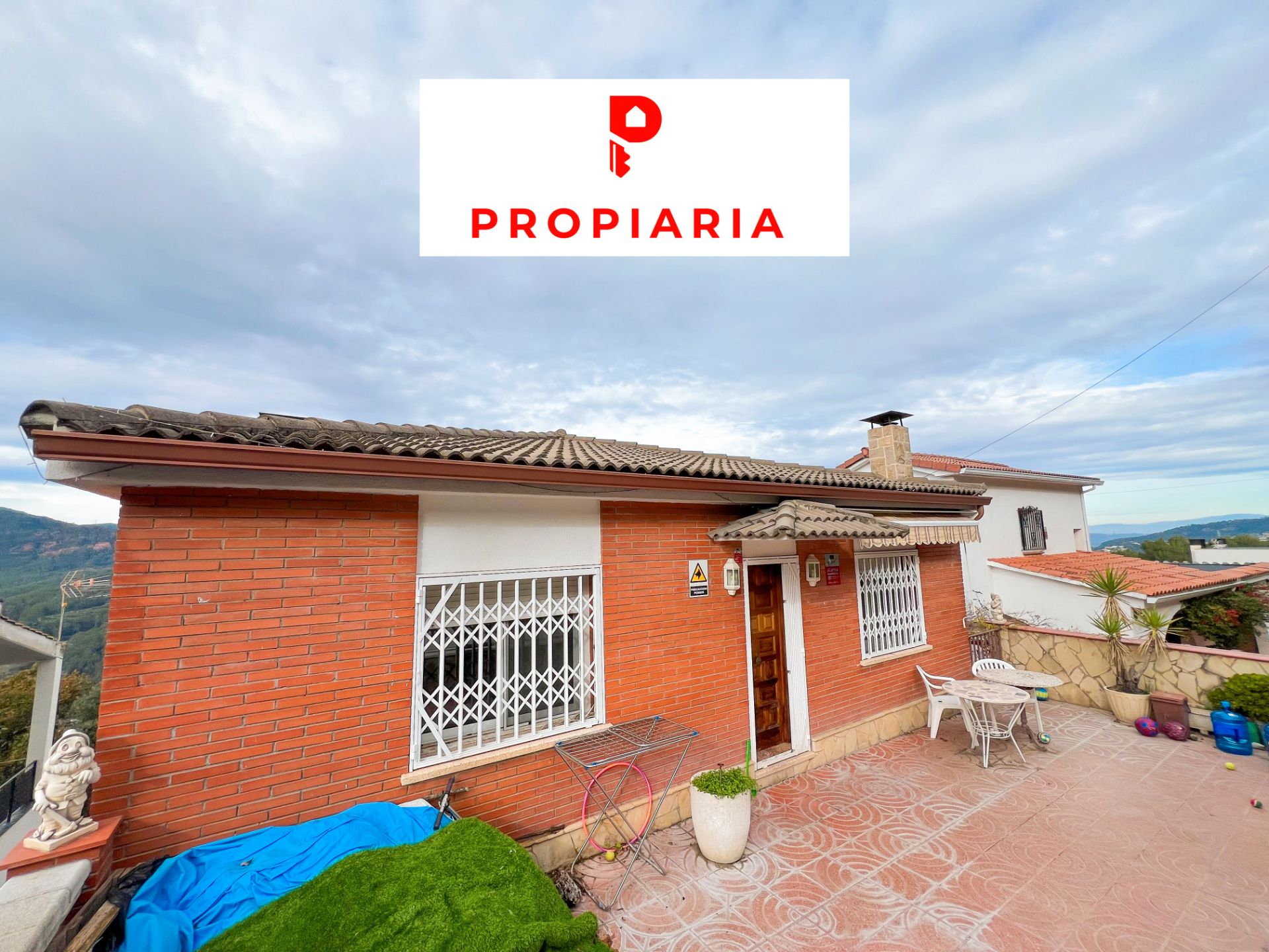 Vista exterior de Casa o xalet en venda en Torrelles de Llobregat amb Aire condicionat, Calefacció i Jardí privat