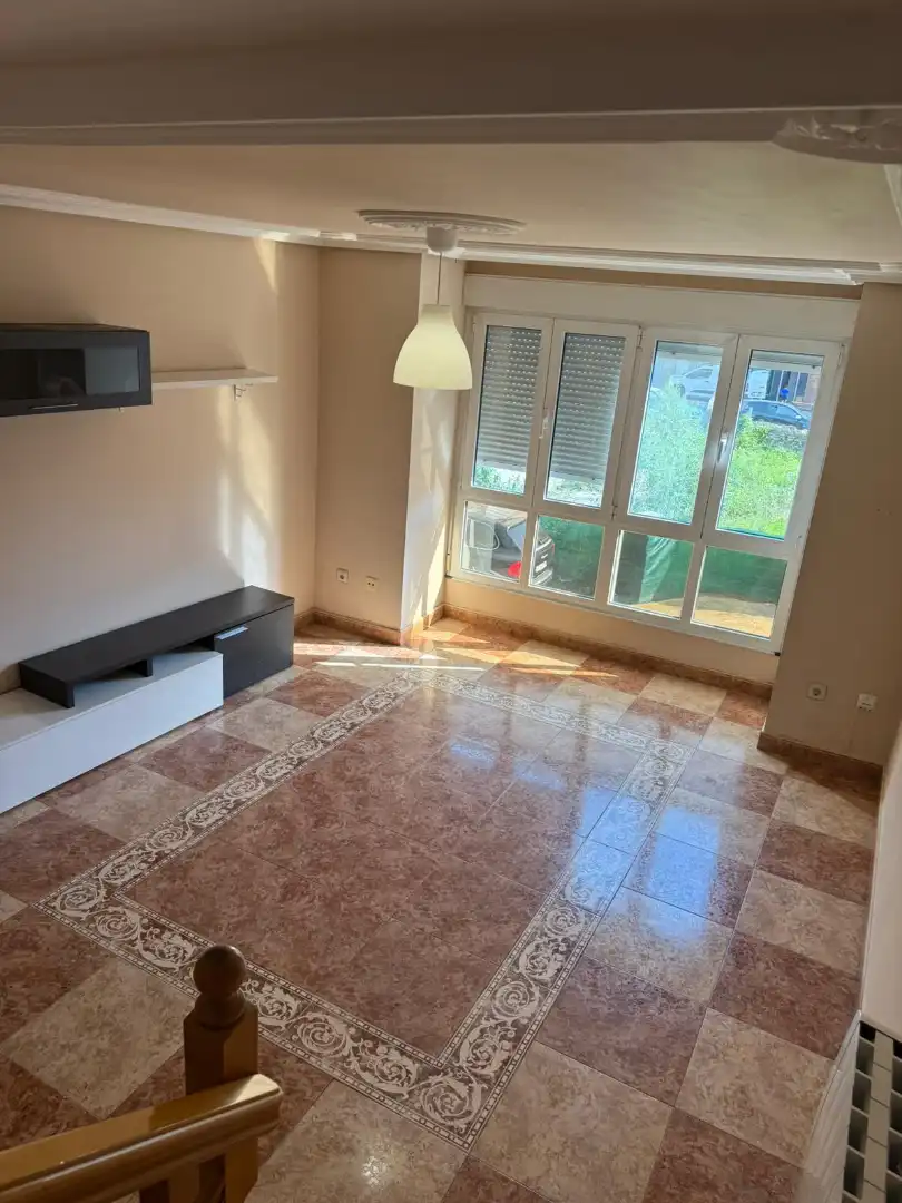 Sala d'estar de Casa adosada en venda en Oviedo  amb Calefacció, Parquet i Traster