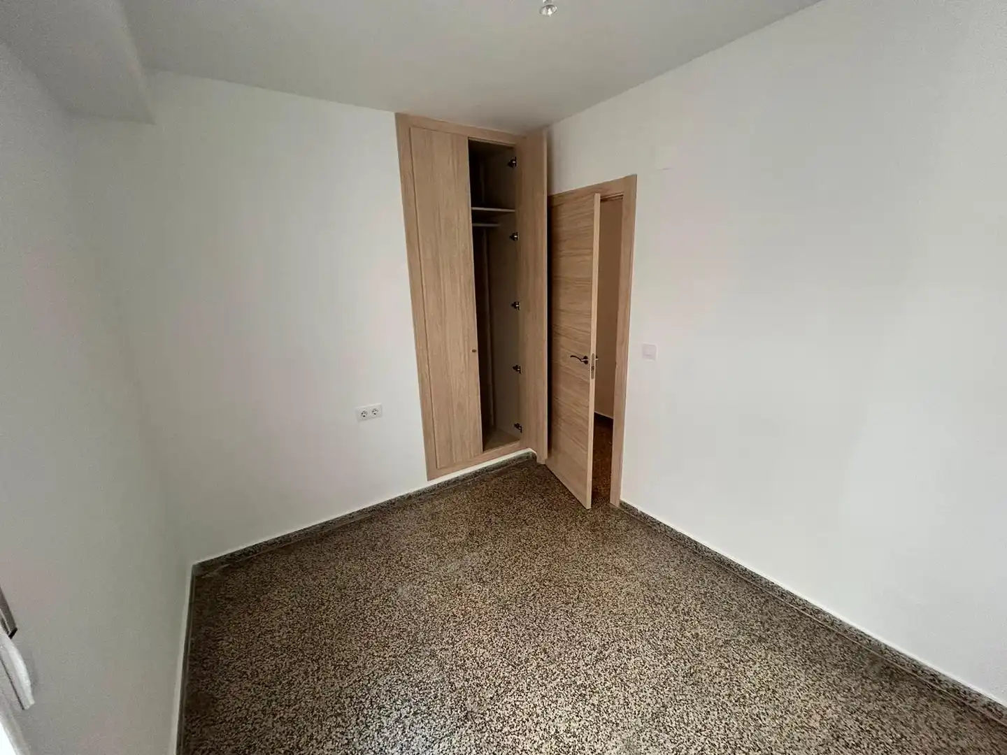 Schlafzimmer von Wohnung zur Miete in Valencia mit Balkon