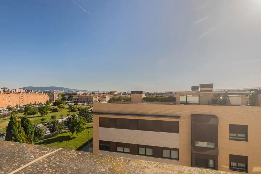 Vista exterior de Àtic en venda en  Pamplona / Iruña amb Calefacció, Jardí privat i Terrassa