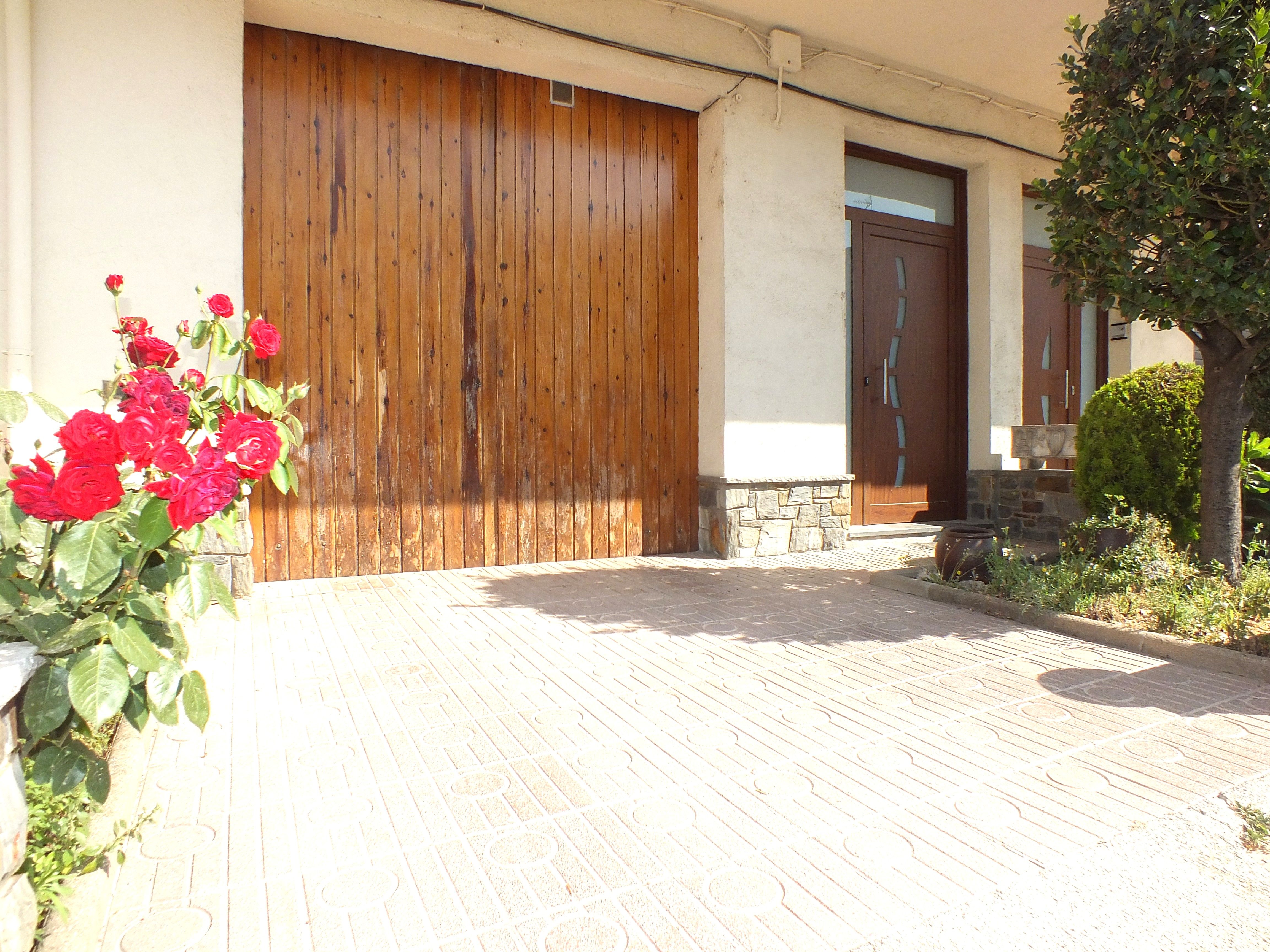 Vista exterior de Casa adosada en venta en Santa Eugènia de Berga con Calefacción, Jardín privado y Balcón