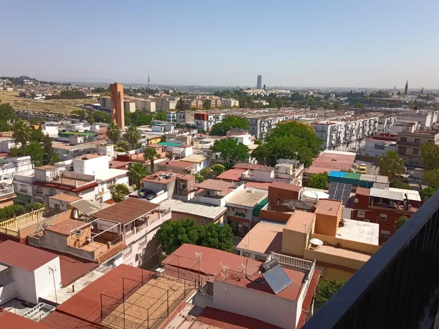 Außenansicht von Wohnungen zum Verkauf in San Juan de Aznalfarache mit Klimaanlage und Balkon