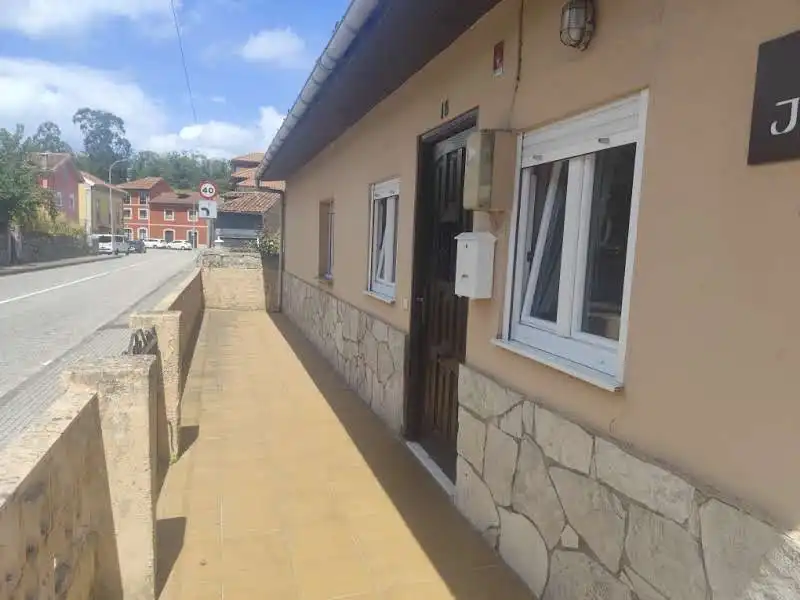 Vista exterior de Casa o xalet en venda en Pravia amb Calefacció, Moblat i Forn