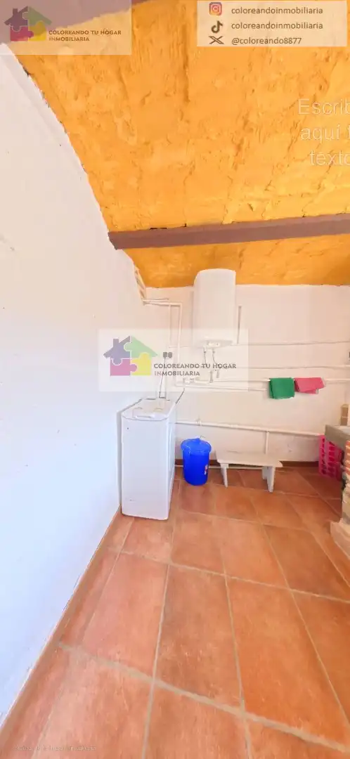 Cuina de Casa o xalet en venda en La Pola de Gordón  amb Calefacció, Jardí privat i Parquet