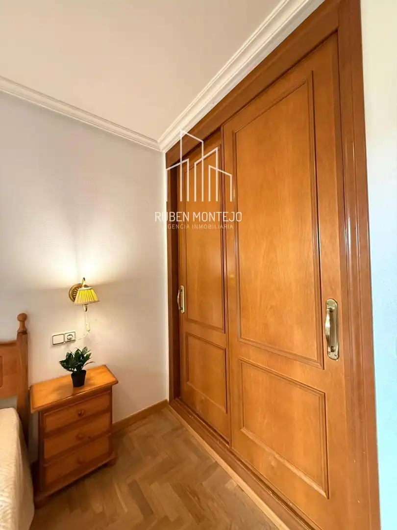 Dormitori de Apartament de lloguer en Salamanca amb Calefacció, Terrassa i Moblat