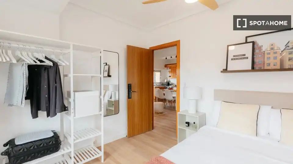 Habitación de Piso de alquiler en Valencia con Aire acondicionado, Calefacción y Amueblado