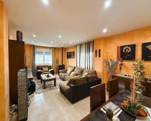 Sala d'estar de Casa o xalet en venda en Yebes amb Calefacció, Jardí privat i Traster