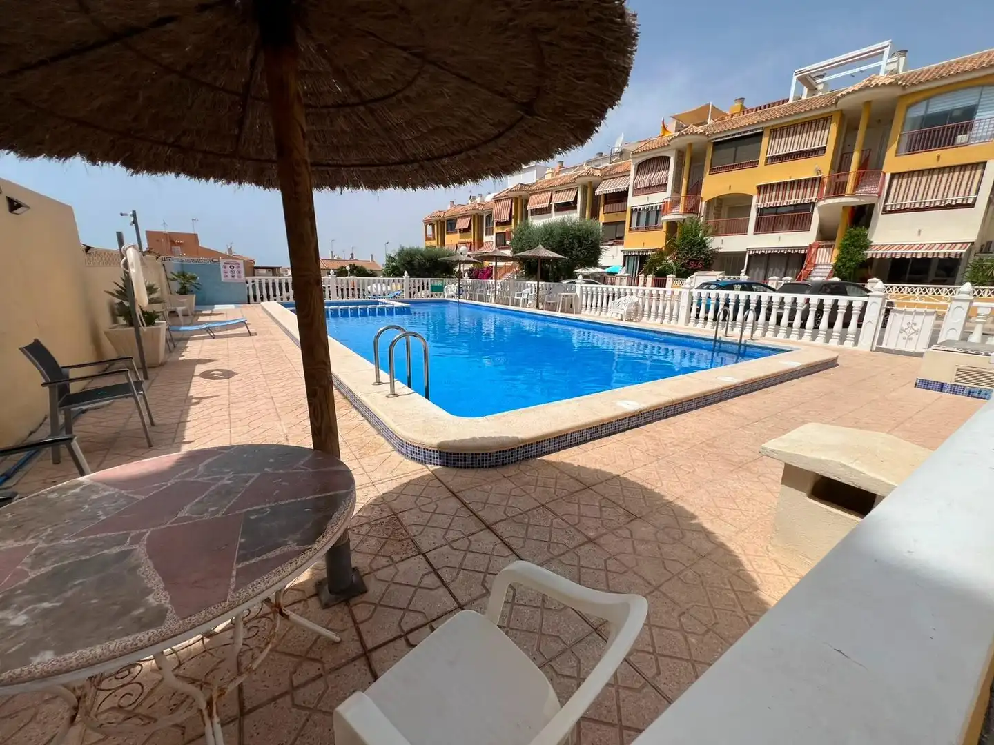 Schwimmbecken von Wohnungen zur Miete in Torrevieja mit Terrasse