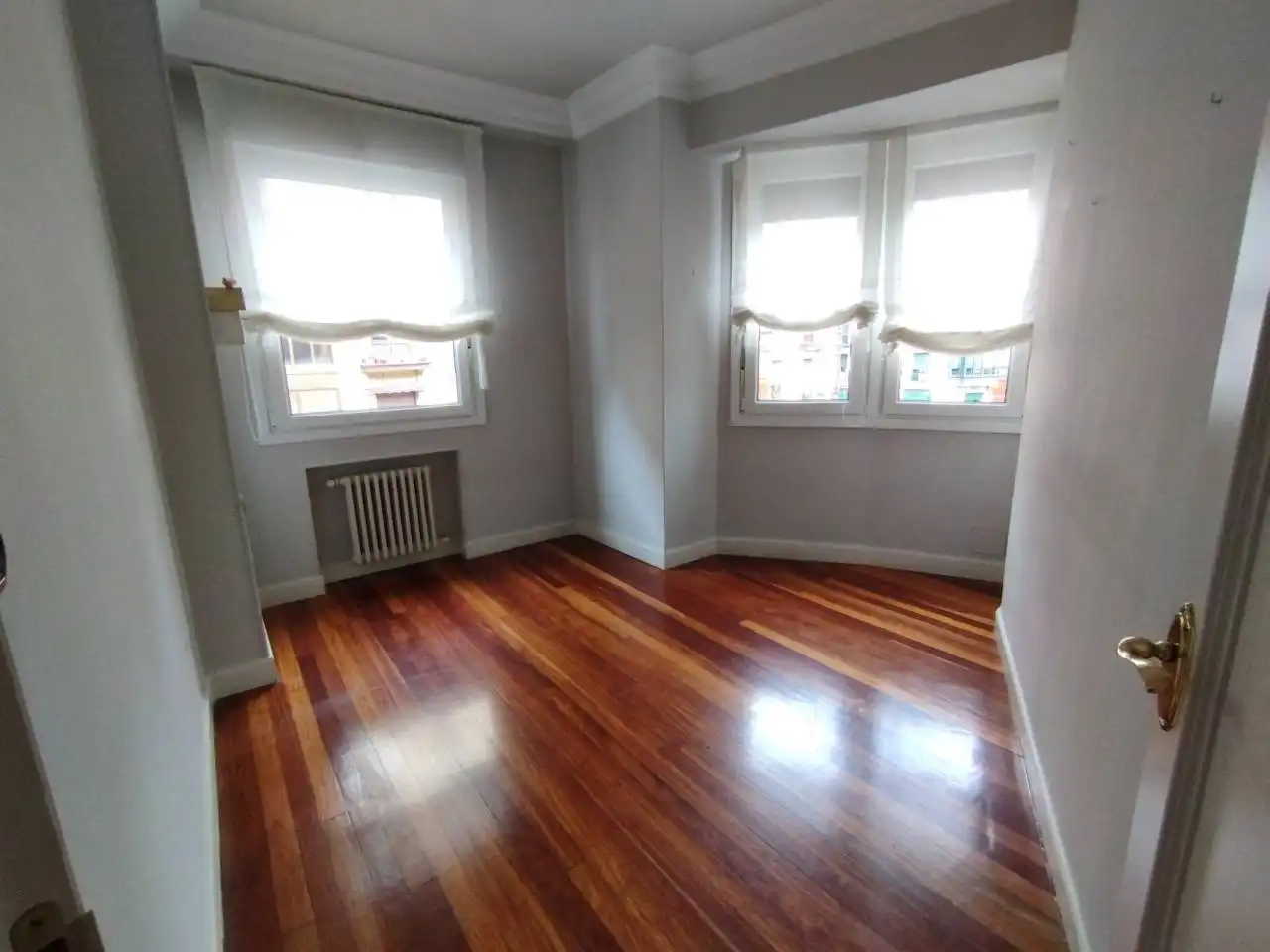 Schlafzimmer von Wohnung zur Miete in Bilbao  mit Heizung, Parkett und Möbliert