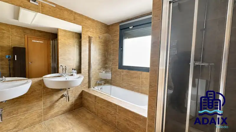 Bathroom of Houses for sale in Layos  with Air Conditioner, Heating and Terrace