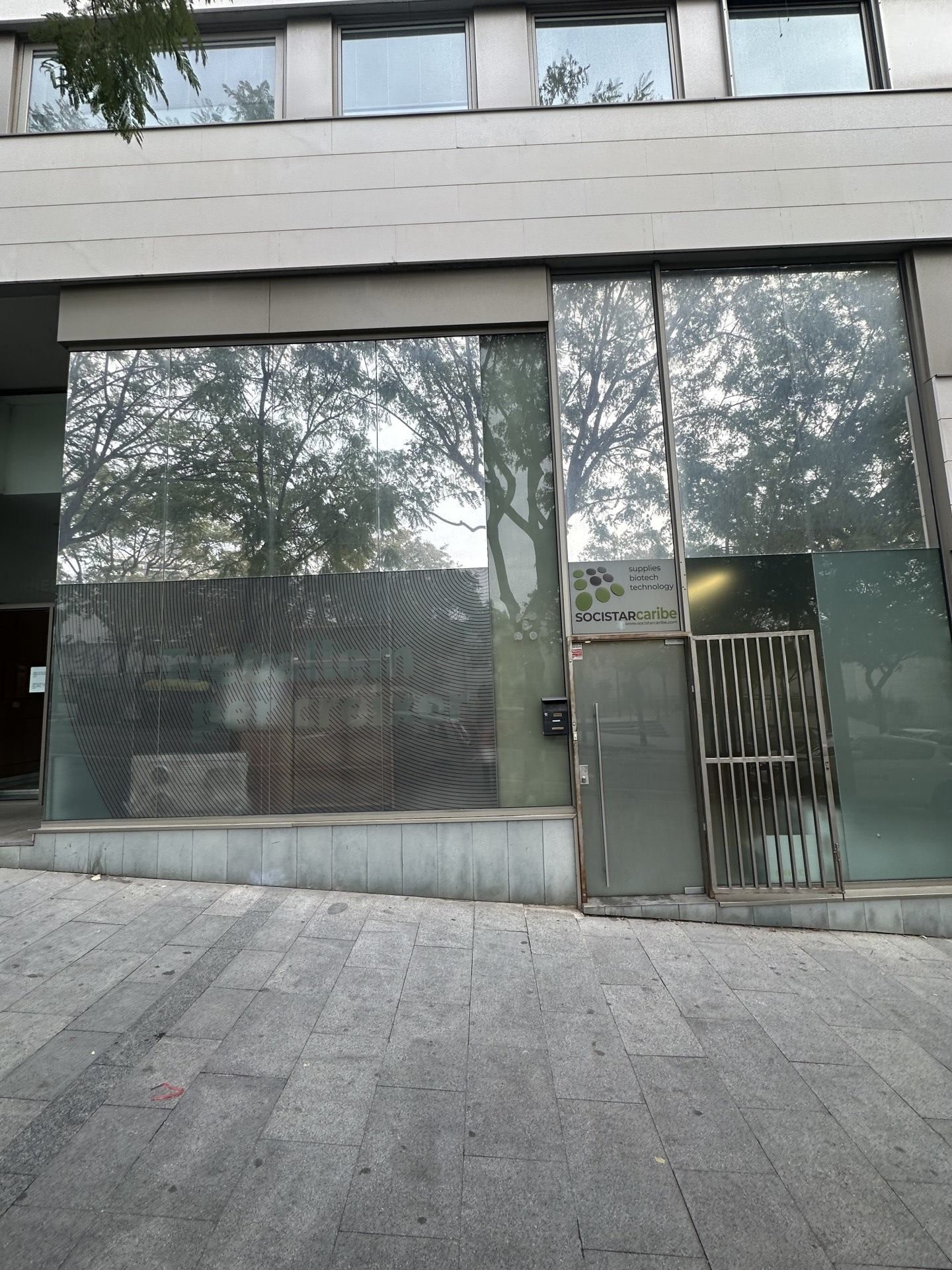 Vista exterior de Local en venda en L'Hospitalet de Llobregat