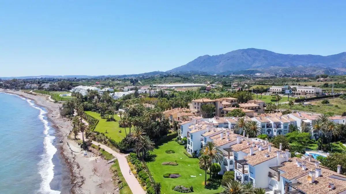 Vista exterior de Apartament en venda en Estepona amb Aire condicionat, Jardí privat i Terrassa