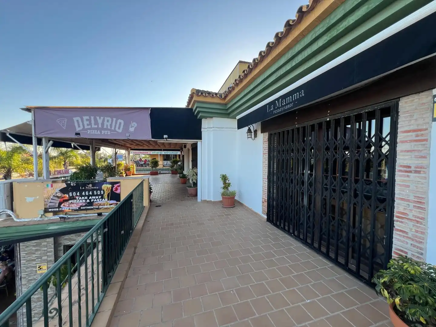 Local de alquiler en Estepona con Terraza
