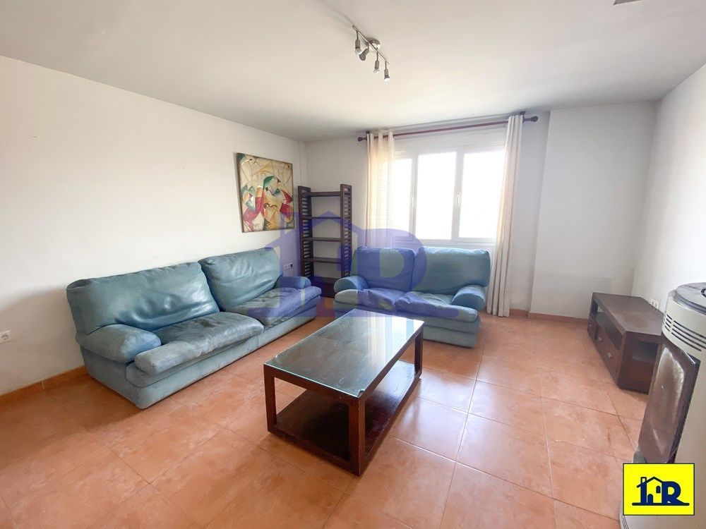Sala d'estar de Casa adosada en venda en Cuenca Capital amb Calefacció, Terrassa i Moblat