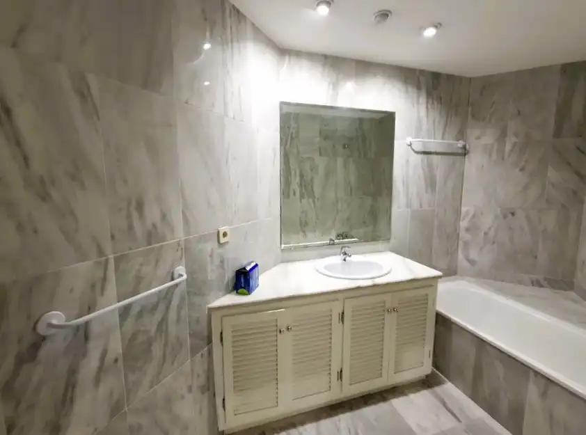 Bathroom of Flat for sale in Marbella  with Air Conditioner, Private garden and Terrace