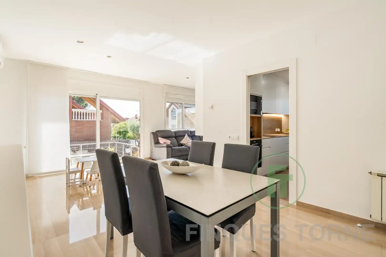 Vista exterior de Casa o xalet en venda en Montcada i Reixac amb Aire condicionat, Jardí privat i Parquet