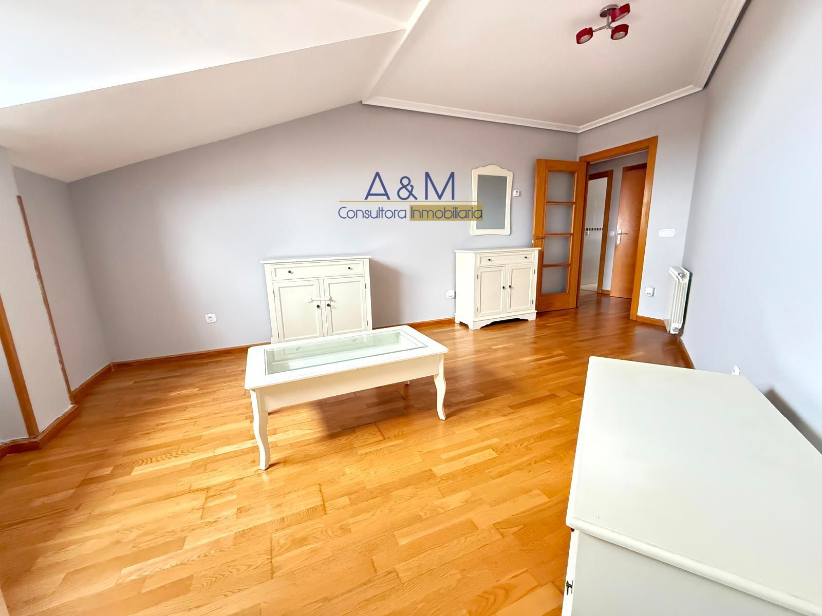 Schlafzimmer von Dachboden zum verkauf in Laguna de Duero mit Heizung und Möbliert