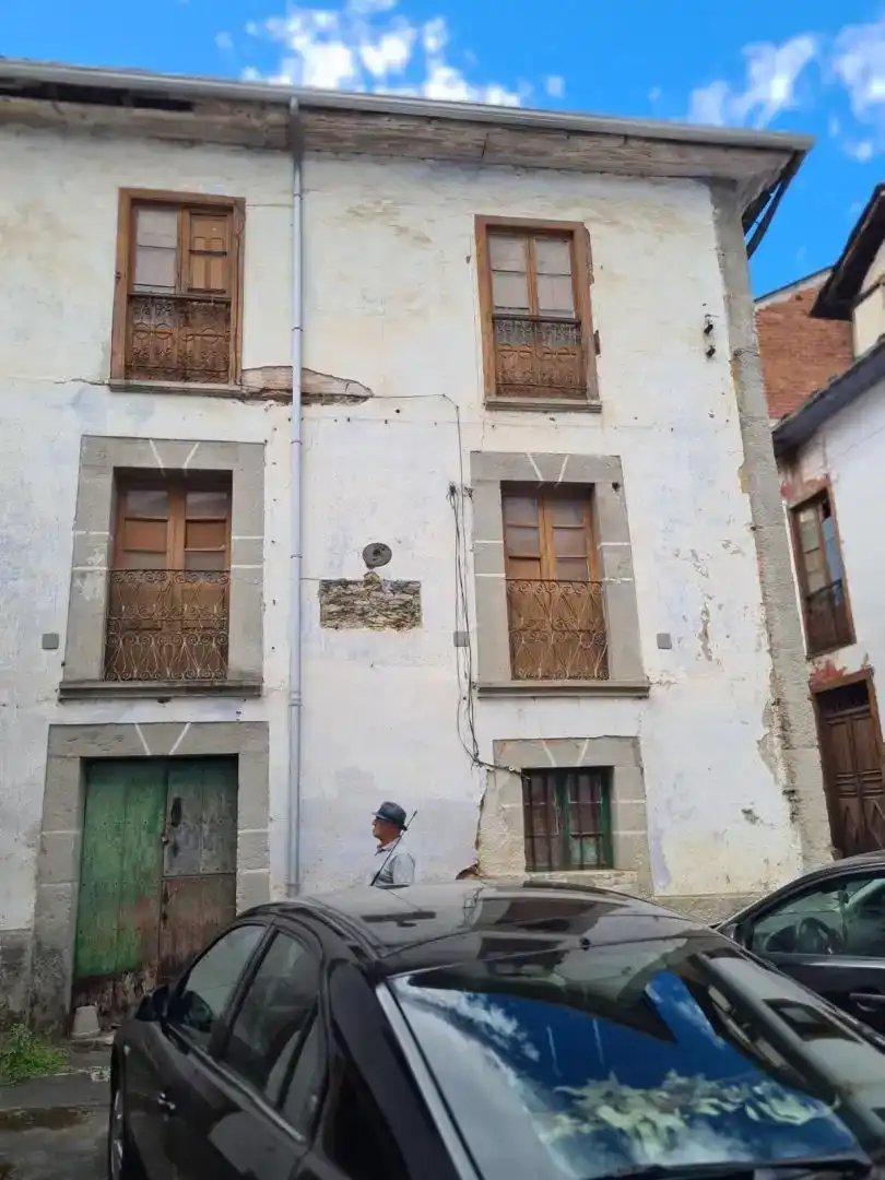 Vista exterior de Casa adosada en venda en Tineo amb Balcó