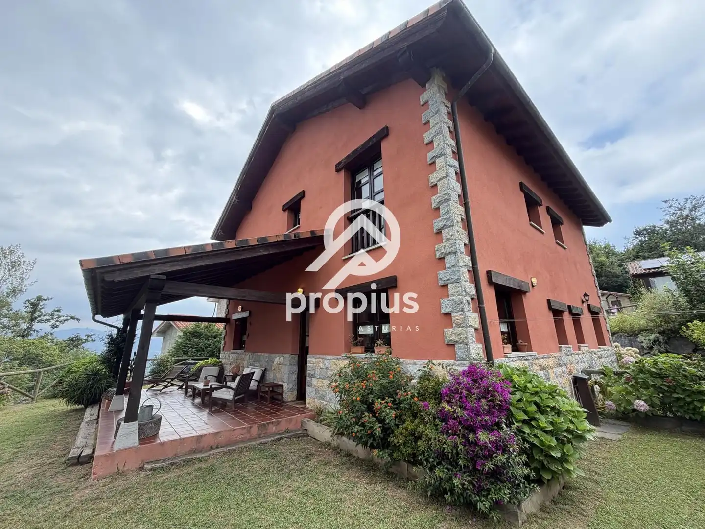 Vista exterior de Casa adosada en venda en Cangas de Onís amb Calefacció, Jardí privat i Terrassa