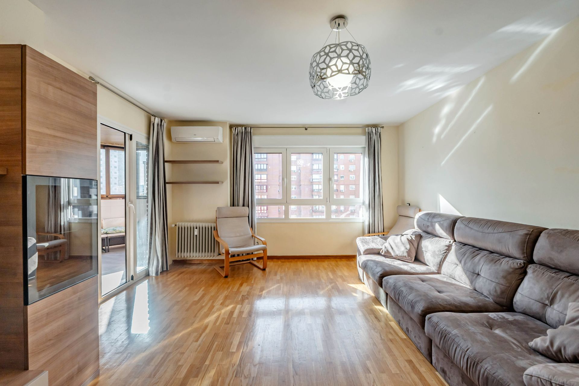 Sala d'estar de Pis en venda en  Madrid Capital amb Aire condicionat, Calefacció i Jardí privat