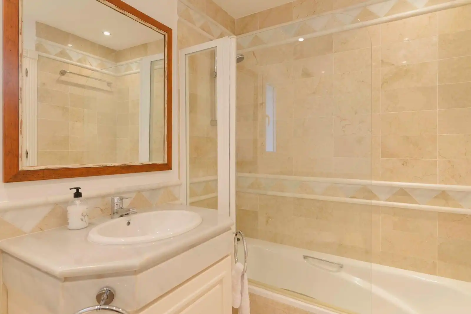 Bany de Casa o xalet de lloguer en Marbella amb Jardí privat, Terrassa i Piscina