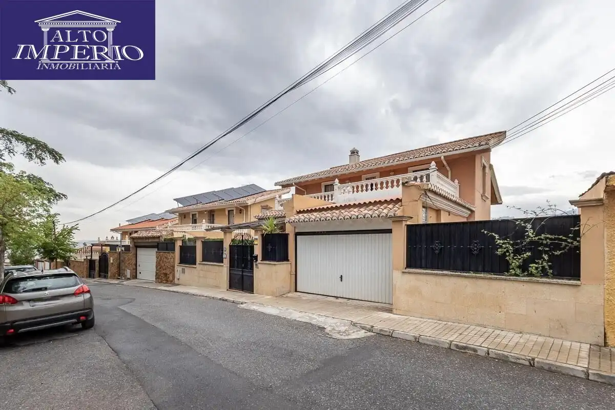 Detached house with terrace for sale in Calle Calle Sauce