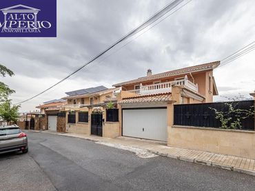 Detached house with balcony for sale in Calle Calle Sauce