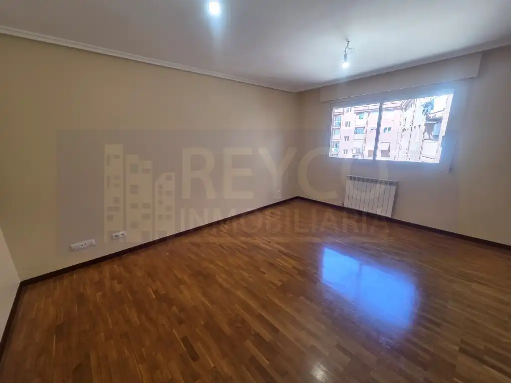 Apartamento con ascensor en venta en Calle Tres De Abril