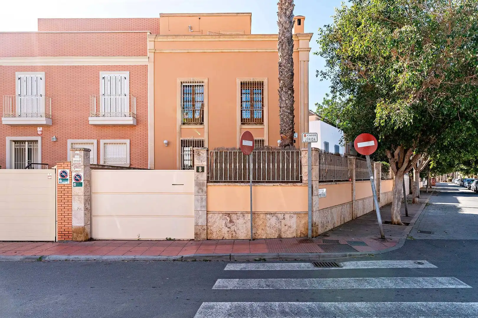 Vista exterior de Casa o xalet en venda en Almería amb Jardí privat, Terrassa i Alarma