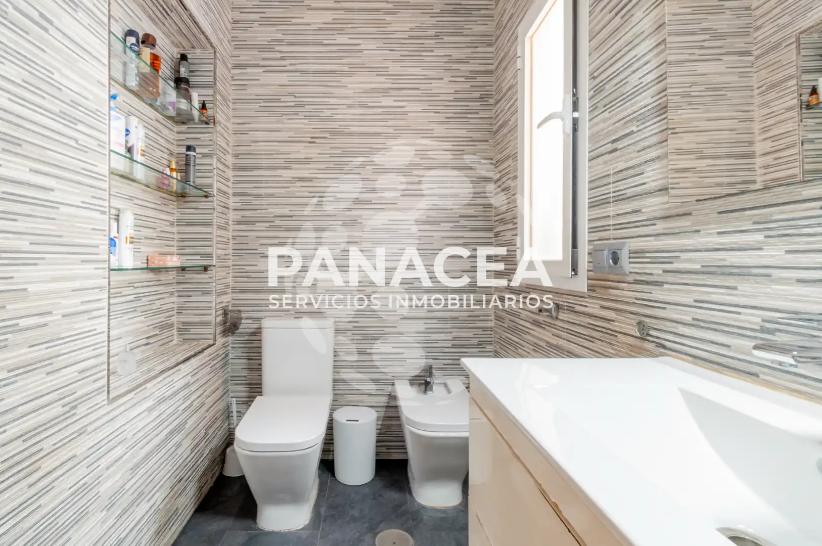 Bathroom of Flat for sale in Roquetas de Mar  with Furnished, Microwave and TV