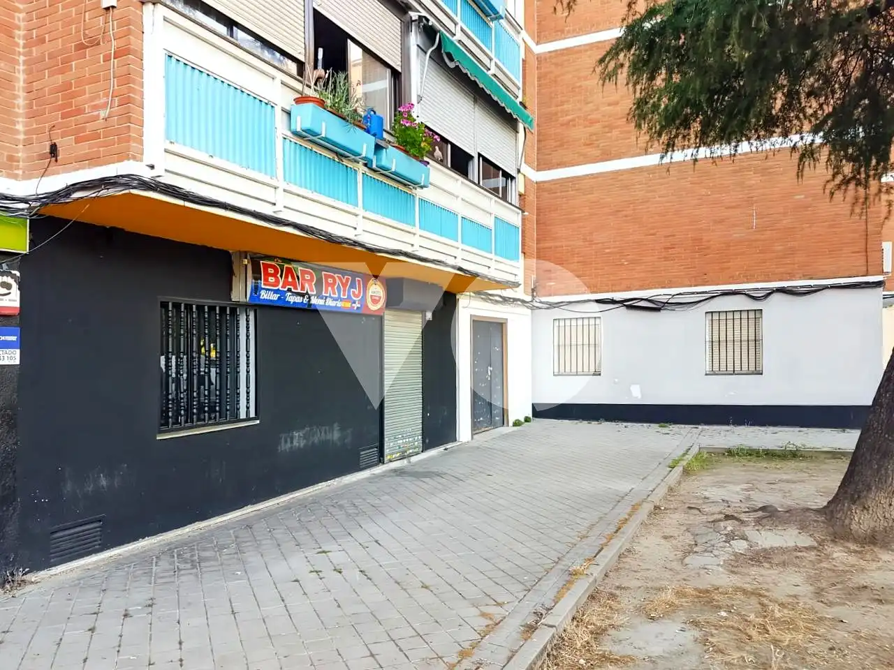 Vista exterior de Local en venda en Madrid amb Aire condicionat