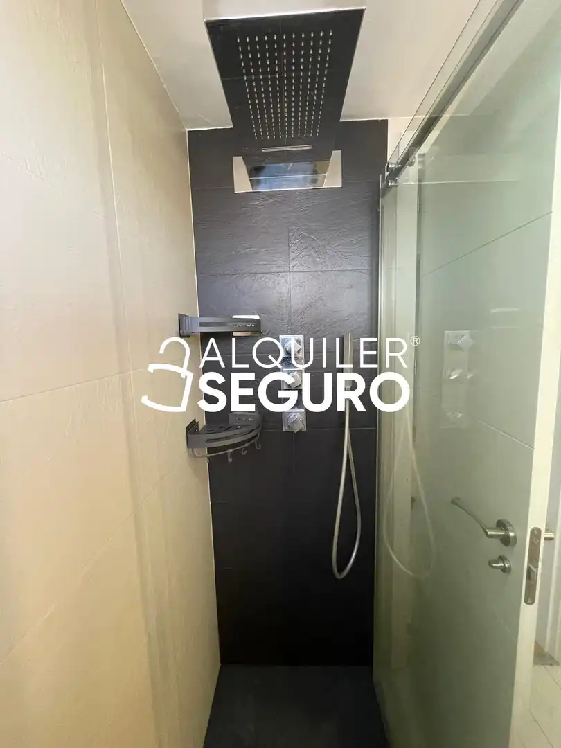 Bany de Pis de lloguer en Madrid amb Aire condicionat, Calefacció i Piscina