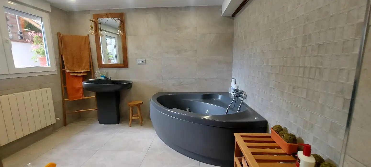 Baño de Casa o chalet en venta en Albelda de Iregua con Aire acondicionado, Calefacción y Jardín privado