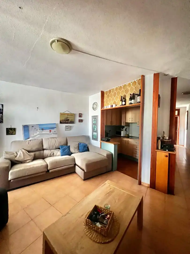 Sala d'estar de Pis en venda en Almería amb Piscina comunitària