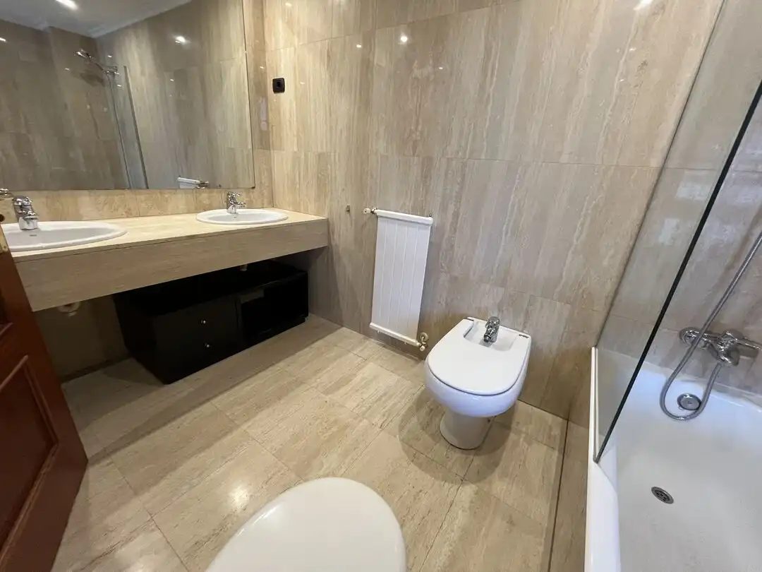 Badezimmer von Wohnung zur Miete in Leioa mit Heizung, Privatgarten und Abstellraum