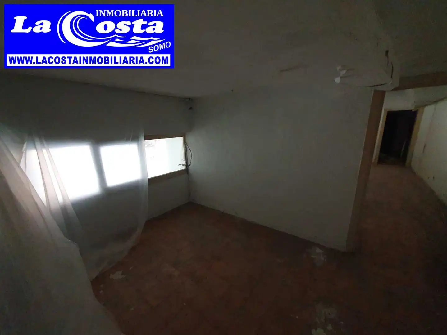 Dormitori de Local en venda en Santander
